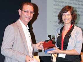 María Luz Sánchez receiving the prize.