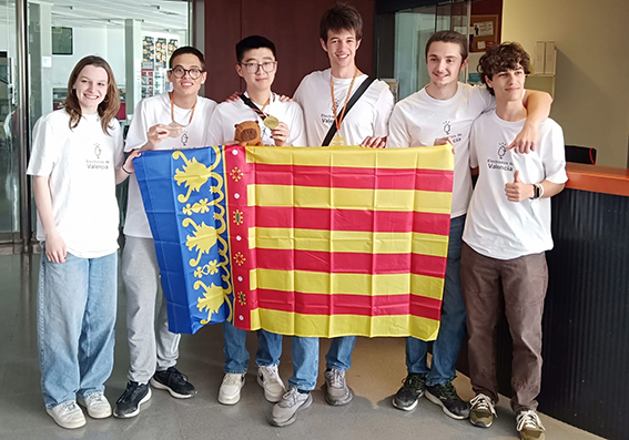 D'esquerra a dreta, Rocio, Pau, Víctor, Carlos, Joan i Sergio