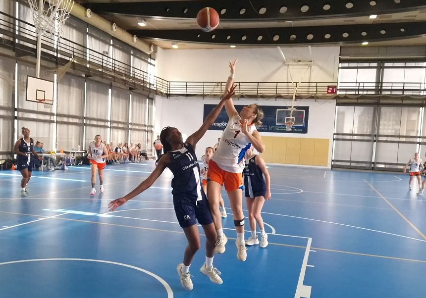 Jugada del partido de baloncesto femenino