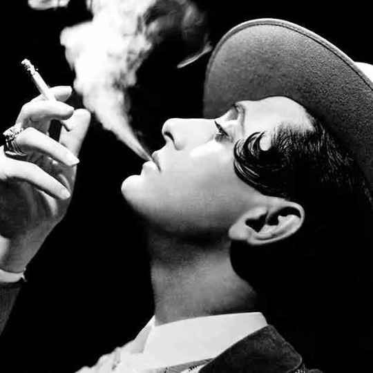 Hombre fumando