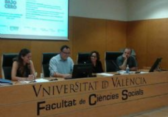 Un moment de la presentació de la publicació de Juan José Iborra sobre la cooperació valenciana.