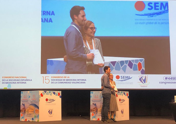 Víctor García Bustos in the moment of receiving the award