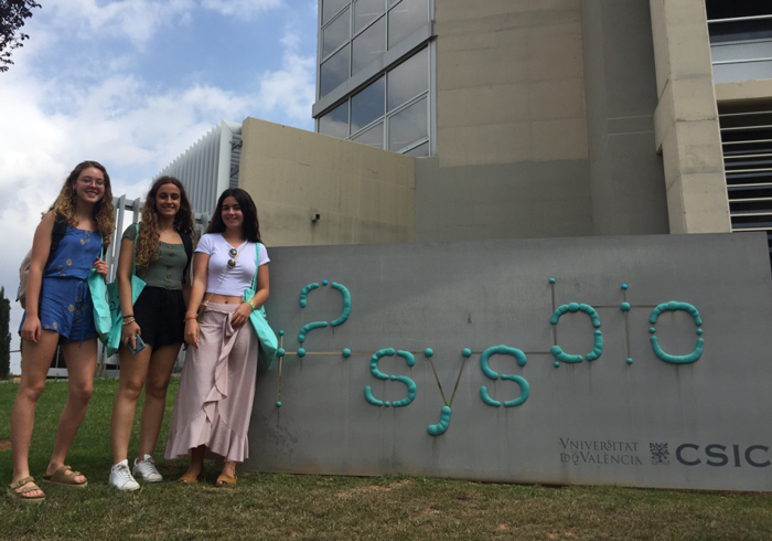 Students from Ciència ARA programme, from left to right: Isabel Vernia, Carla Heredia and Alejandra Menezo