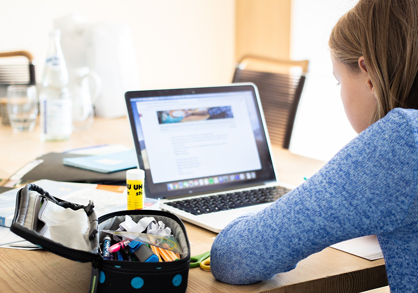 Estudiante delante de un ordenador portátil