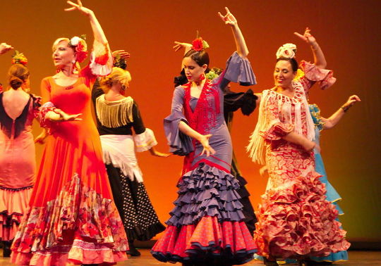 Mujeres bailan sevillanas en el festival de 2017.