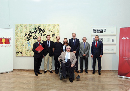 Foto de familia de los ganadores de la XIII Bienal con autoridades universitarias y patrocinadores.
