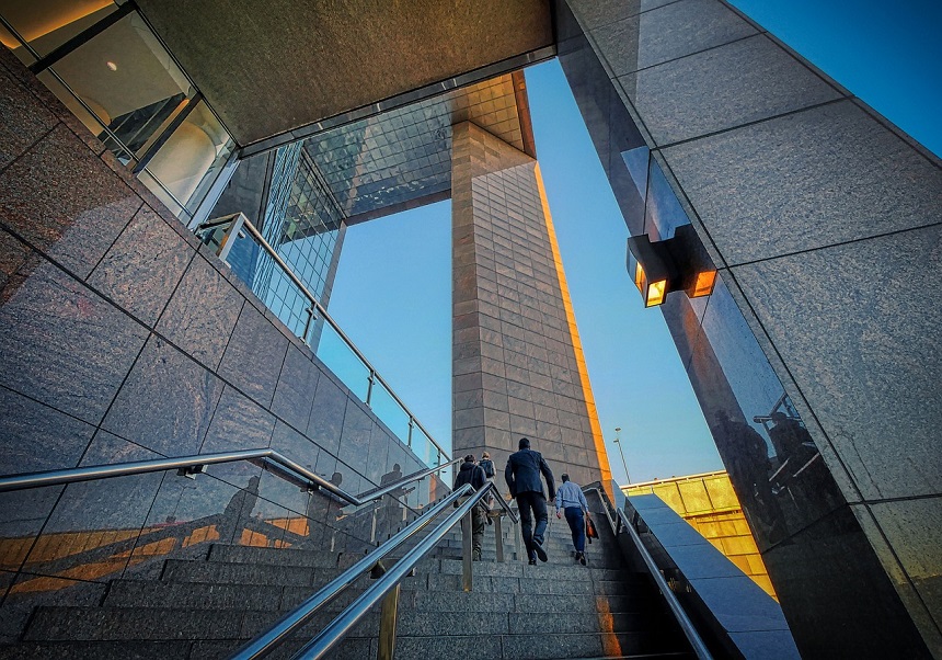 Personas subiendo escaleras