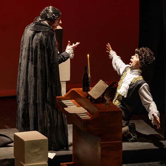 Dos hombres en un escenario