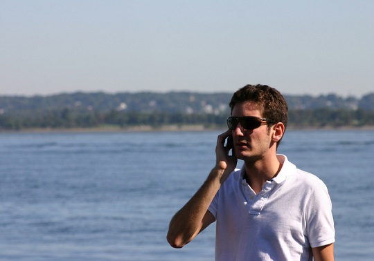 Home parlant per telèfon