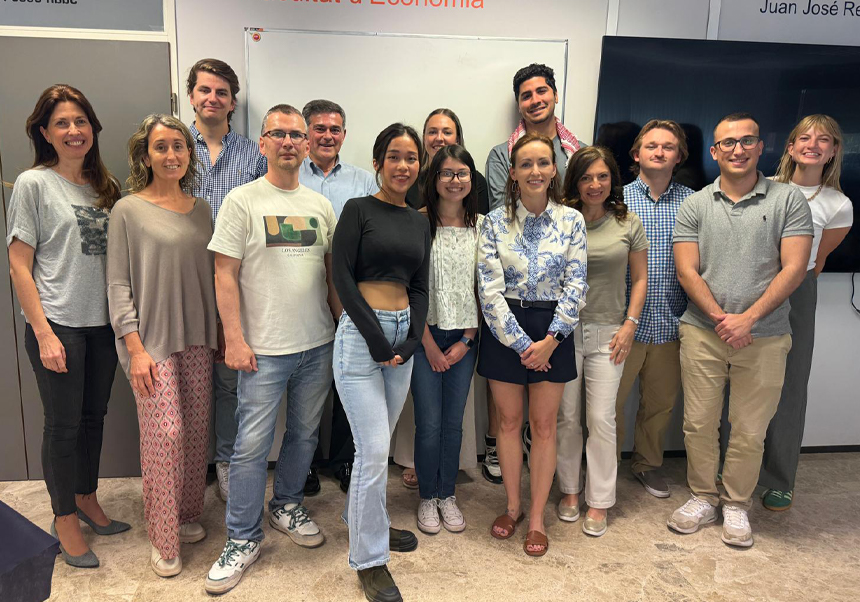Els estudiants del Màster iMBA posen contents en l'últim dia de classe.