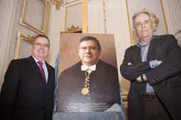D'esquerra a dreta, Francisco Tomás i Artur Heras davan el retrat.