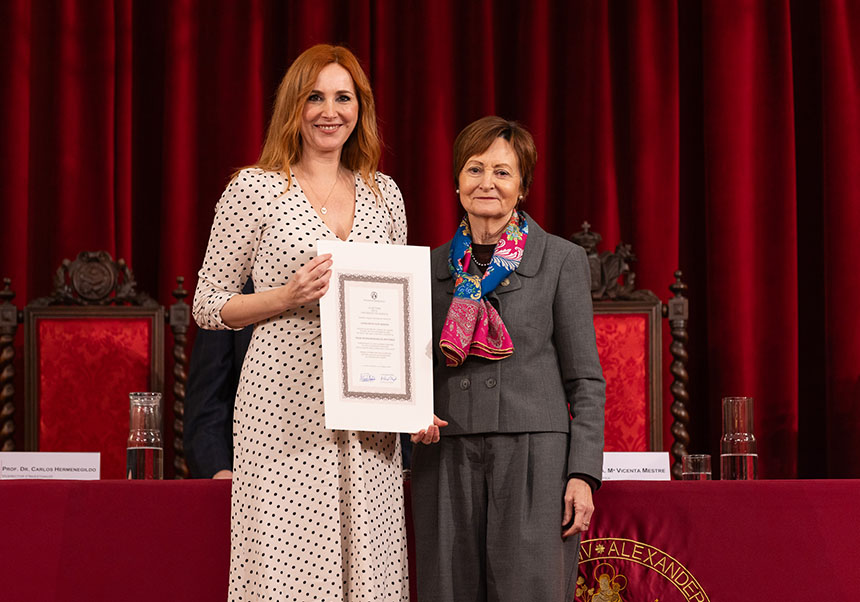 galardonada recibiendo el diploma