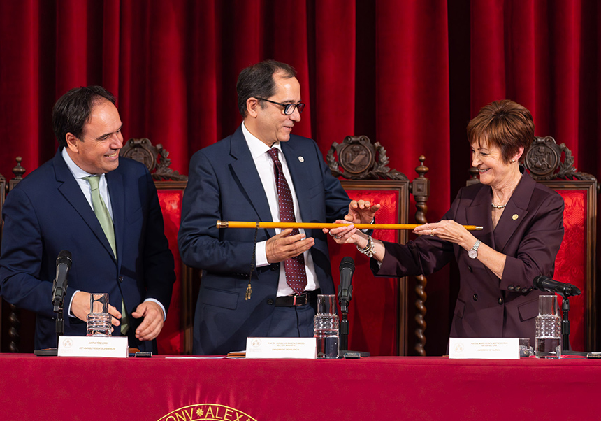 el rector, Juan Luis Gandia; l'anterior rectora, M. Vicenta Mestre; i el president de la Generalitat, Juanfran Pérez