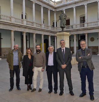 Responsables de la posada en marxa de l'Escola Europea de Pensament Lluís Vives, al Claustre de La Nau.