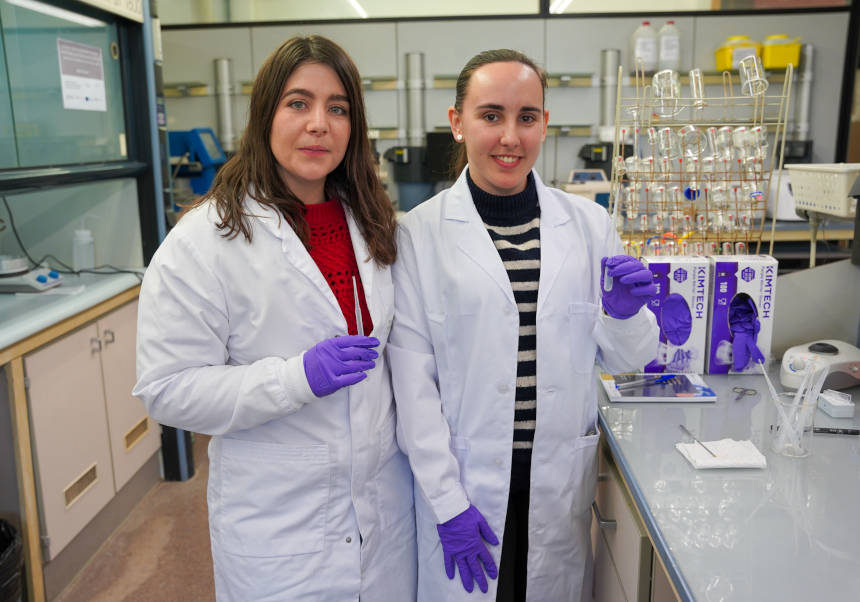 Isabel Abánades (left) and Carmen Rosales, researchers of ICMol-UV.