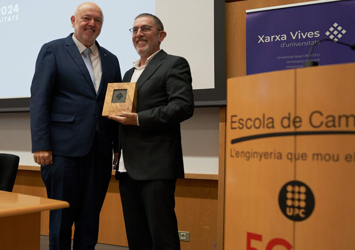 Rafael Castelló, receiving the award.