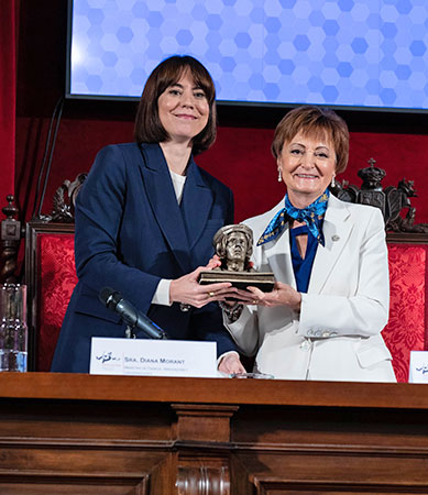 La rectora entrega el reconocimiento a la ministra