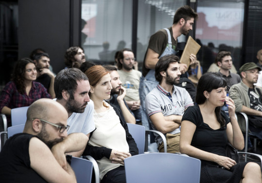 Público en un debate en La Nau.