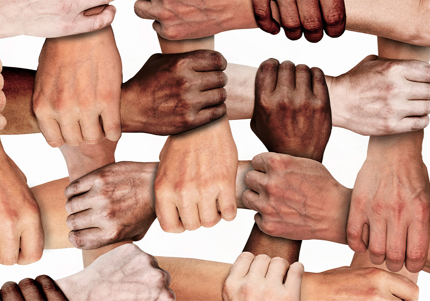 Las manos de personas de diferentes nacionalidades
