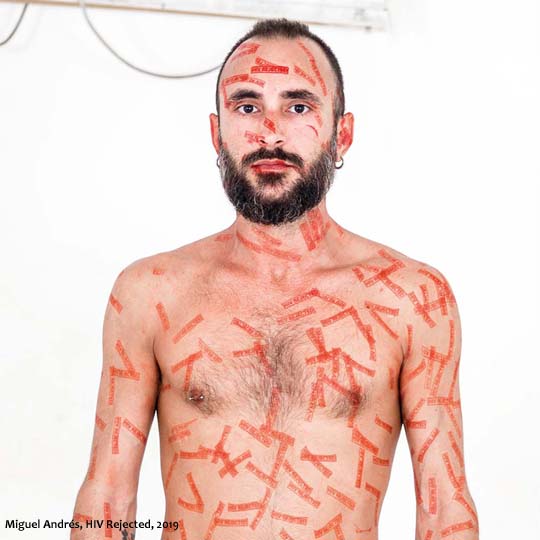 Un hombre con tatuajes