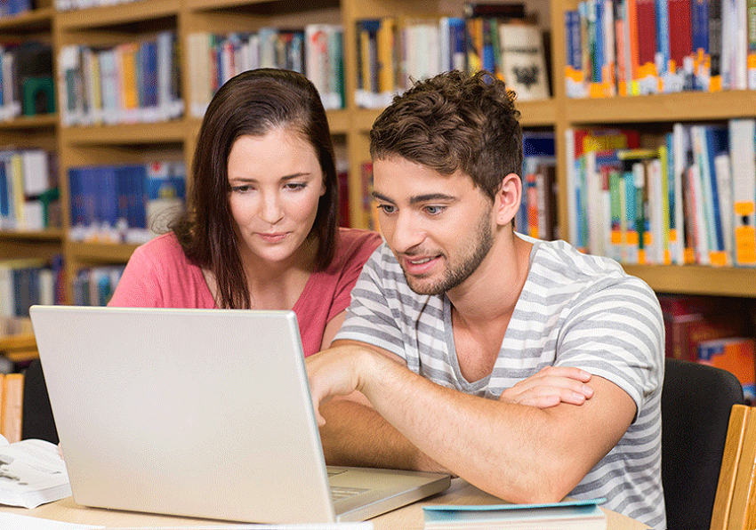 Dos estudiantes ante un ordenador.