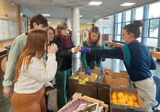 La Facultad de Geografía e Historia se suma al Día de la Fruta