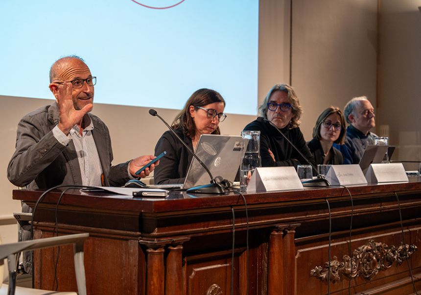 Debat sobre turisme i canvi climàtic a l'Aula Magna.