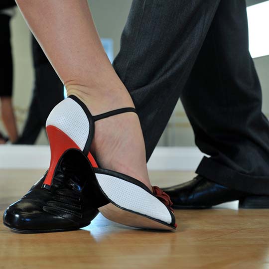 Piernas de pareja bailando tango