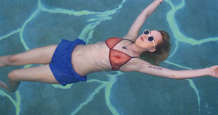 Una xica en una piscina