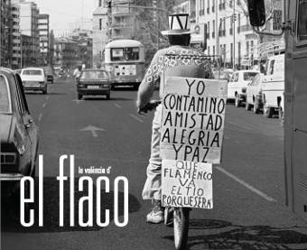 A photograph of the exhibition of El Flaco illustrates the invitation card.