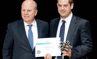 Damià Tormo receibing the award.