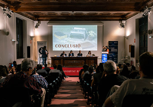 Dos estudiantes presenten un dels projectes en l'edició d'enguany