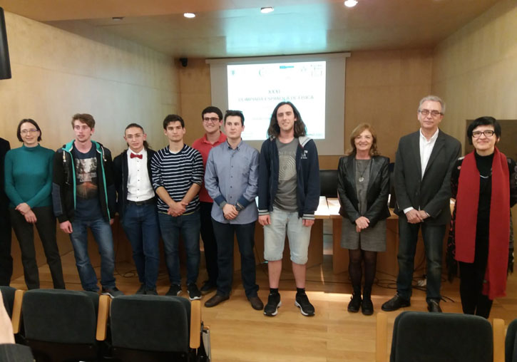 Awarded students with representatives of the University of Valencia.