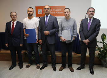Foto de familia de la entrega de premios a Tutusaus (izda.) y Andreu.