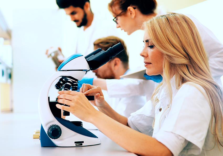 Grup d’investigadors en laboratori