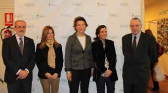 De izquierda a derecha, Esteban Morcillo; Silvia Caacho (presidenta AECC Junta Provincial de Madrid); Isabel Oriol, presidenta AECC; Blanca López Ibor, oncóloga infantil; i Rafael Peris Bonet.