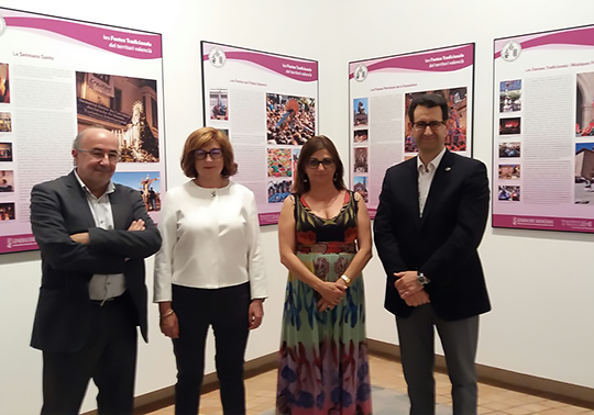 El vicerrector de Participació i Projecció Territorial, Jorge Hermosilla; la directora general de Cultura i Patrimoni, Carmen Amoraga; l'alcaldessa d'Alaquàs, Elvira García; i el president de Caixa Popular, Benet Delcán.