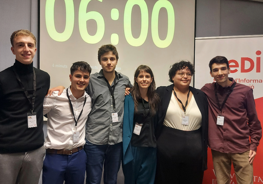 Equipo ganador y equipo finalista de la Liga de debate interna de la Universitat de València 2023-2024