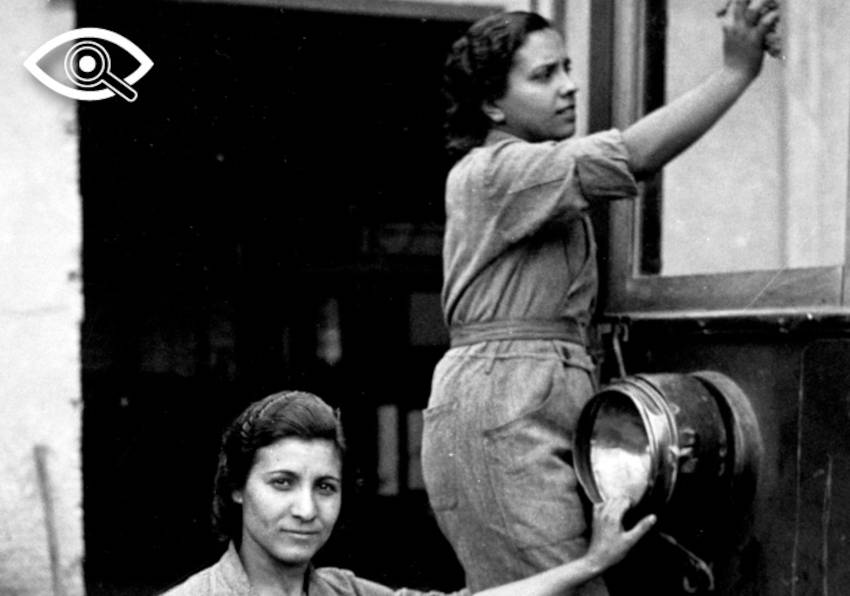 'Tranvieras delante de un vagón', mayo, 1938 © Luis Vidal.