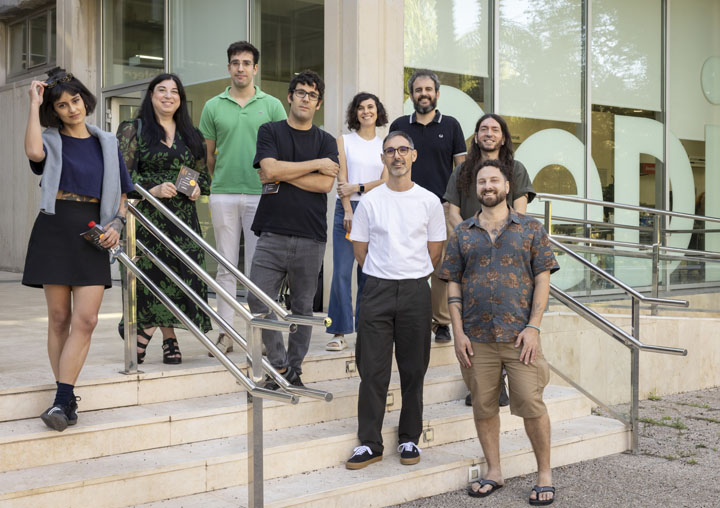 L’equip d’artistes, amb la vicerrectora Ester Alba i el Delegat d’Estudiants, Marcos Durà. (Autor: Miguel Lorenzo)