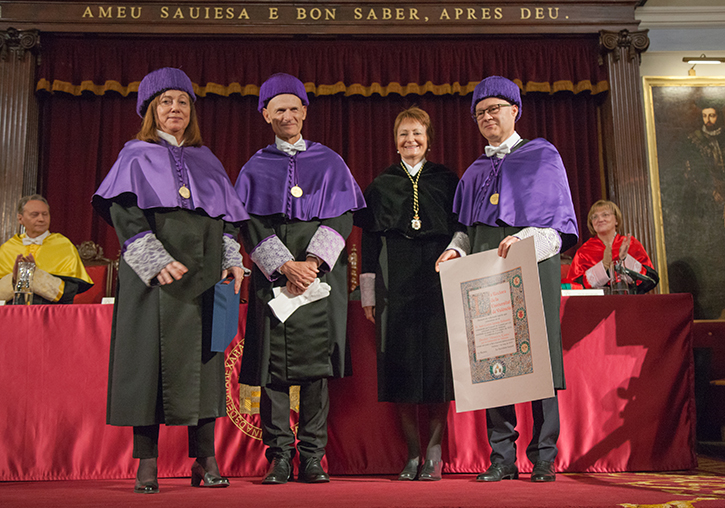 D'esquerra a dreta: la catedràtica en Bioquímica i Biologia Molecular Mª Teresa Barber, el doctor 'honoris causa' Juan Carlos Izpusúa, la rectora Mª Vicenta Mestre i el degà de la Facultat de Farmàcia Juan Carlos Moltó