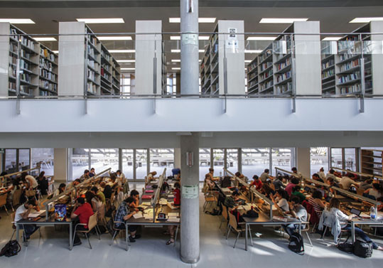 Un grup d'estudiants i estudiantes, en una fotografia d'arxiu.