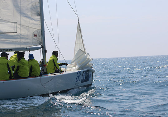 Esportistes de la Universitat practicant vela