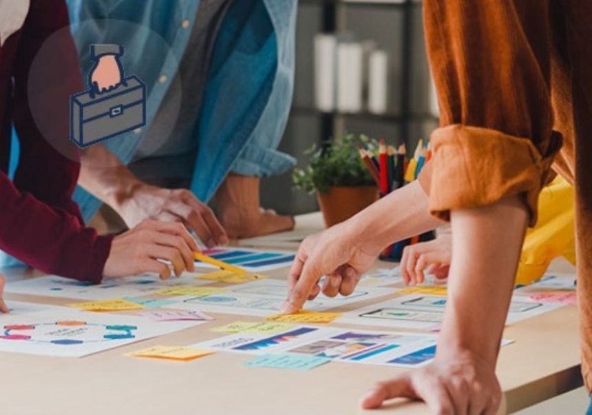 Personas trabajando y compartiendo ideas