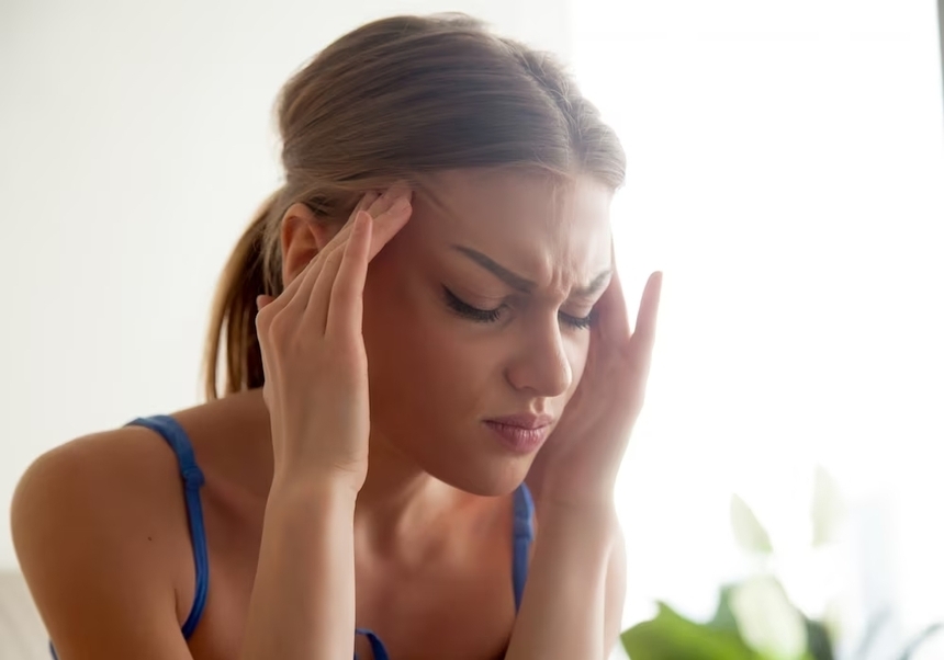 Mujer con dolor de cabeza