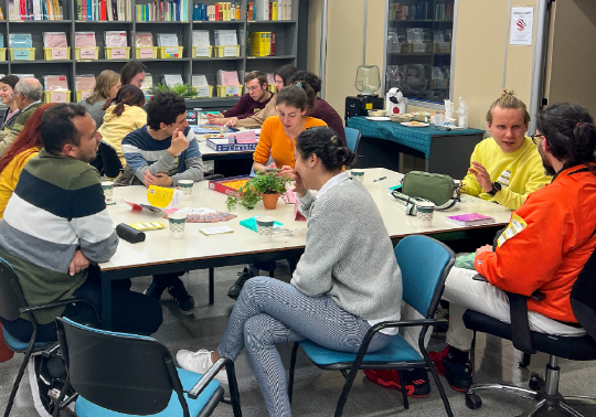 A group of people exchange languages in an activity organised by the Burjassot-Paterna Languages Learning Centre.