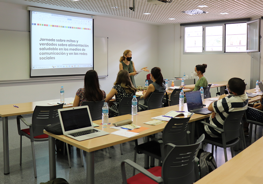 La profesora Carolina Moreno da la bienvenida a las jornadas
