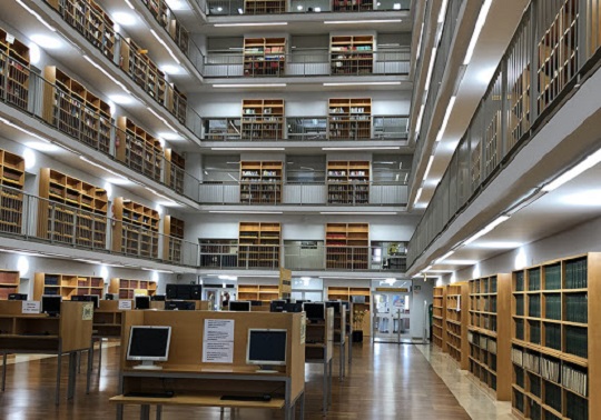 Biblioteca: Prèstecs renovats i recursos electrònics per a estudiants