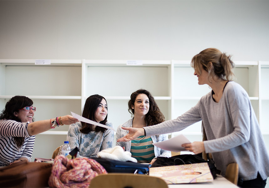 Tres alumnas y una profesora en clase