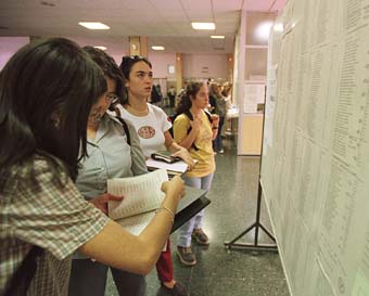 Students who are consulting their marks, in a file image.